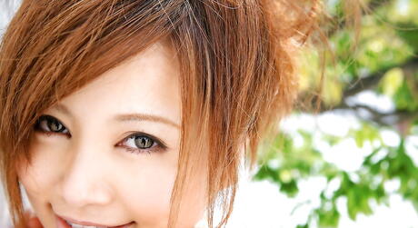 Charmerende japansk babe Hitomi Yoshino i varme trusser, der viser hendes skønhed udenfor
