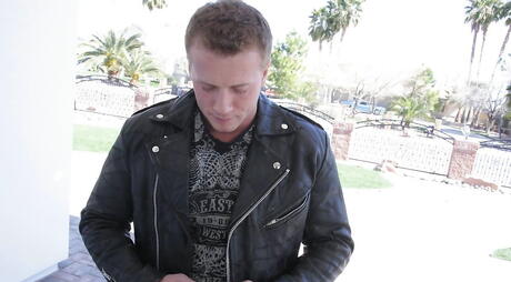 Glamoureus Amerikaanse milf Brianna Beach sloeg in haar mooie kutje na een goede pijpbeurt op het strand
