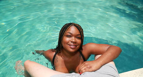 Impresionante diamante americano Monroe soplando polla y toma un semen desordenado cerca de la piscina
