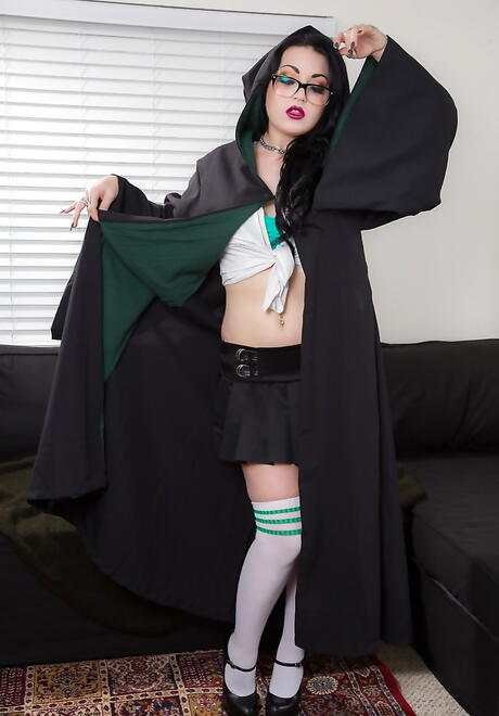 Excelente estrella de draven de pelo oscuro americano en una falda bonita en la galería fetiche
