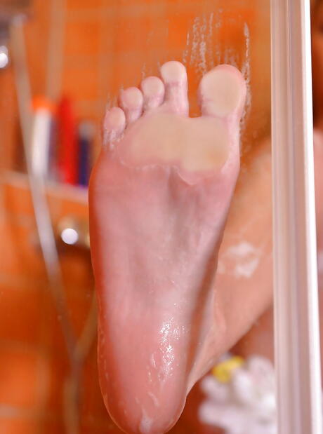 فاتنة قبيحة inna sirina تجعل بعض أعمال صنم القدم الساخنة في الحمام
