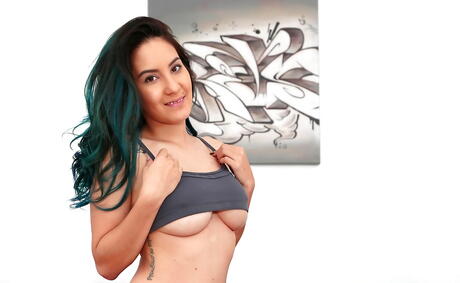 Dejlige latina babe aria jade barer store bryster og spreder hendes ben