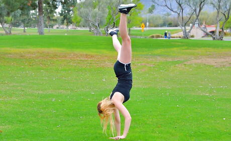 Aumental impressionante adolescente loira Chloe Scott Bares pequenos peitos e espalha as pernas ao ar livre
