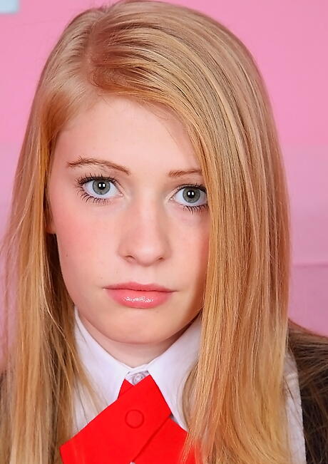 Fantastisk amerikansk tonåring Allie James i uniform som avslöjar stora knockers och skallig fitta