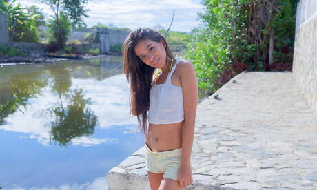 A morena latina bem torneada Karin Torres em shorts faz um fetiche por pé quente ao ar livre
