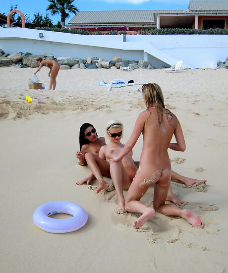 Chicas deliciosas Franziska, Kacey Jordan, Sara Jaymes y Bibi Noel disfrutando
