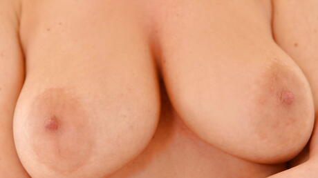 Prachtige Hongaarse hottie Nelly Sullivan vertoont grote hooters en schokken eraf
