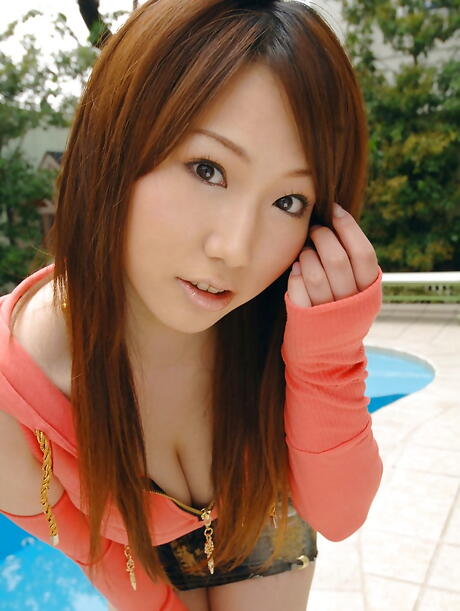 Sehr attraktive japanische Hottie ai Sayama in Unterwäsche Shows große Titten und sexy Hintern im Freien
