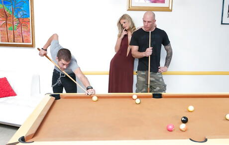 Nyfiken amerikansk blond skarlakansröd röd i het trekant sexscen
