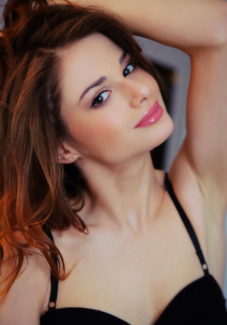 Mycket attraktiv ukrainsk tonåring Loretta A älskar lite het fotfetisch
