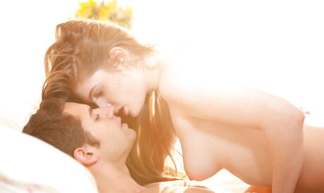 非常有吸引力的美国红发青年菲-里根（Faye Reagan）吸吮公鸡并在她的阴道里做爱
