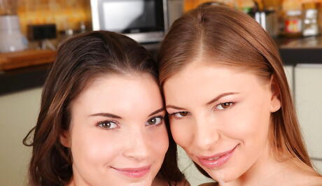 Sfultry Girls Avril Sun e Anita Berlusconi in calda azione trio
