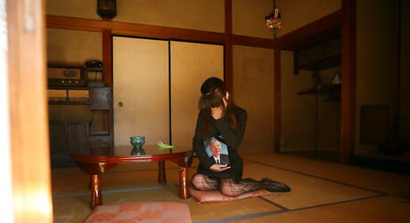 Aantrekkelijke Japanse hottie miho sonoda in sexy ondergoed legt haar kont bloot
