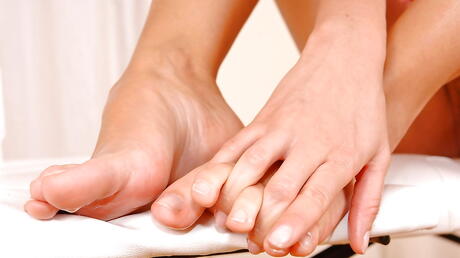 Muito atraente ruiva milf veronica da souza de uniforme em ação desagradável de fetiche por pés
