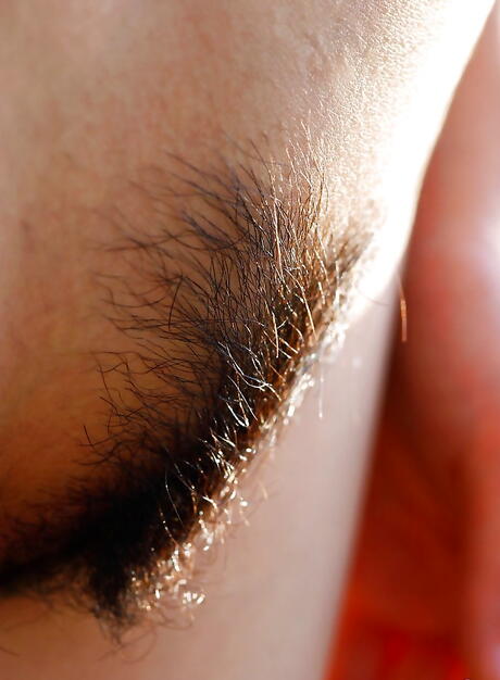 نحيلة اليابانية الشاب Hikaru Koto في جوارب مثير يكشف عن ثدي صغير وبعثر مثير
