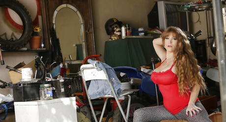 Attraktiv amerikansk moden darla kran i sexede trusser viser store hooters og fisse
