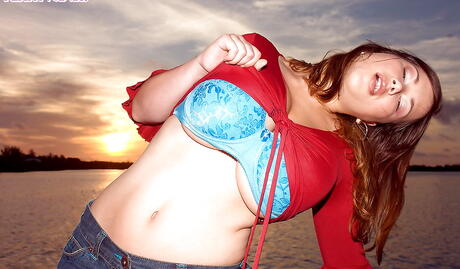 섹시한 체코 여인 테리 노바가 큰 가슴과 질을 밖으로 드러냅니다.
