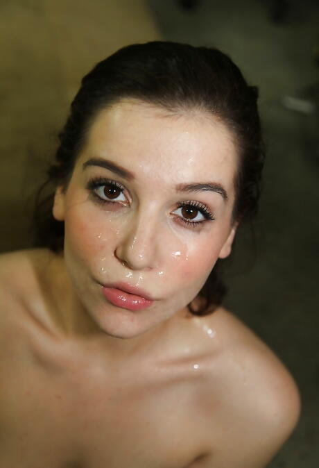 Attraktiv amerikansk bombshell Kasey Warner suger djupt på stor axel och får en cumshot i ansiktet
