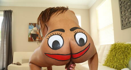 Impresionante amateur negro Jayla Foxx trabaja en Dick y disfruta de un semen en su rostro
