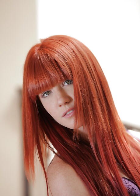 Slender American Redhead Young Elle Alexandra enthüllt kleine Titten und Rucks ab
