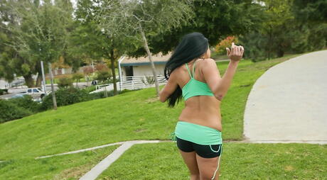 Verlockend amerikanischer Pornostar Audrey Bitoni in ausgefallenen Shorts saugen Schwanz und nehmen Sie es in süße Muschi in der Dusche
