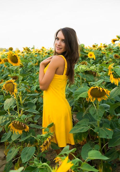 Hot Teen Semmi A In Skirt viser store hootere og barberte fitte utenfor
