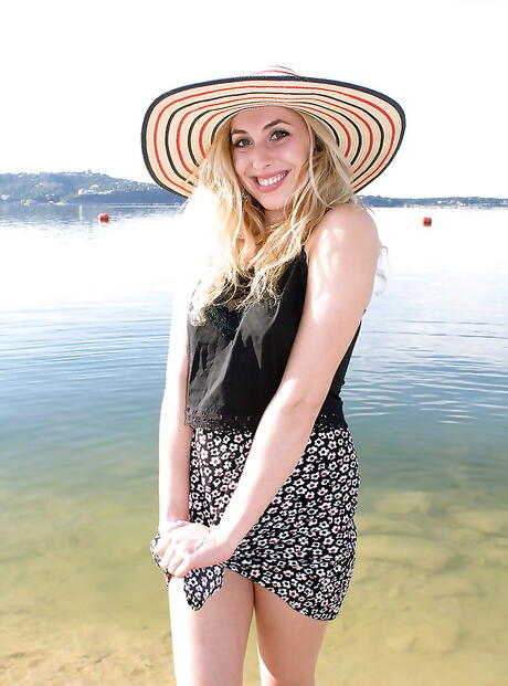 Naughty Mag: Cutie Camille attivo in gonna sexy che espone grandi knocker e culo caldo sulla spiaggia