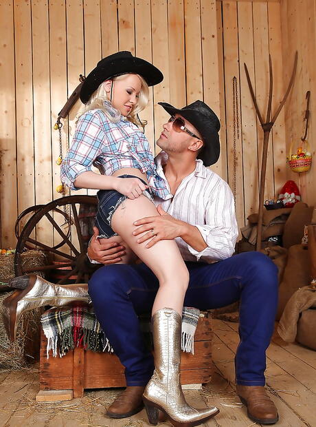 Superbe russe Lola Taylor en short prend en bouche
