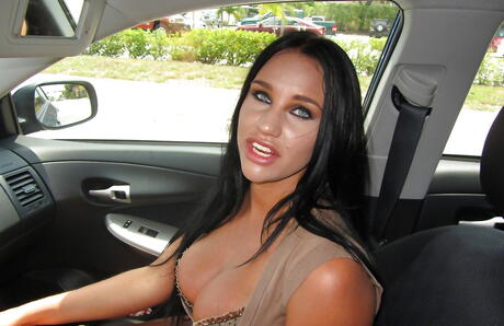 Délicieuse bombasse Mishka en short fantaisie chaud en plein air
