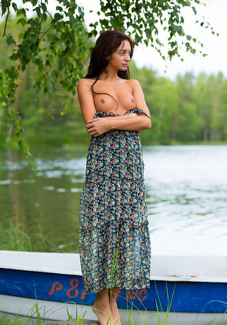 Slank mörkhårig tonåring Dominika Dark Baring små tuttar och röv utomhus
