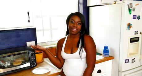 Weelderige ebbenhout donkerharige amateur ebbenhout met grote boobies en kont
