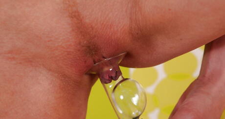 Wet And Puffy: La mignonne blonde séduisante Lucy blonde exposant de grands hooters et des gabarits