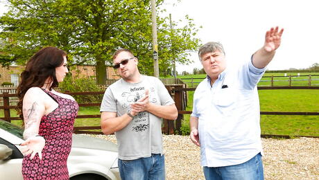 Fantastisk brittisk ung harmoni regjerer i sexy skjørt som slo hardt i hennes skallede fitte etter våt blowjob utendørs
