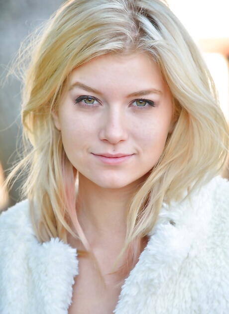 Foxy American Blonde Teen Arya Fae scopre piccole tette e giochi con dildo all