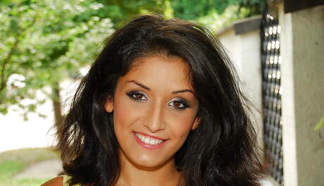 La giovane snella Izabella de Cruz rivela il suo sedere in pantaloncini sexy e figa calvo all