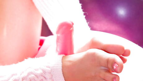 Le rêve de bébé blonde tchèque élange en short sexy fait une action de fétiche du pied chaud
