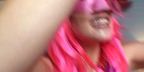 セクシーガール、ケイリー・バンクスとモリア・タイラーがナイトクラブでハードコアなグループセックスを繰り広げる。
