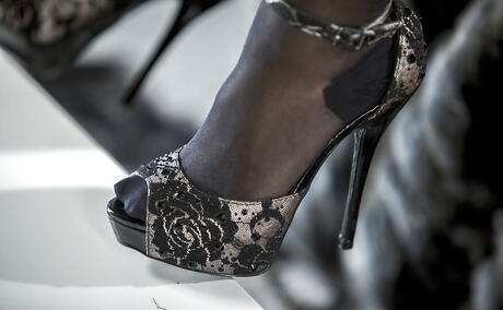 Sexy oosterse pornoster Eva Lovia in sexy lingery houdt van wat hete voet fetisj
