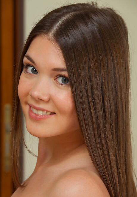 Rangy brunette ungdommelig Carlina i skjørt som viser bittesmå pupper og sprer bena
