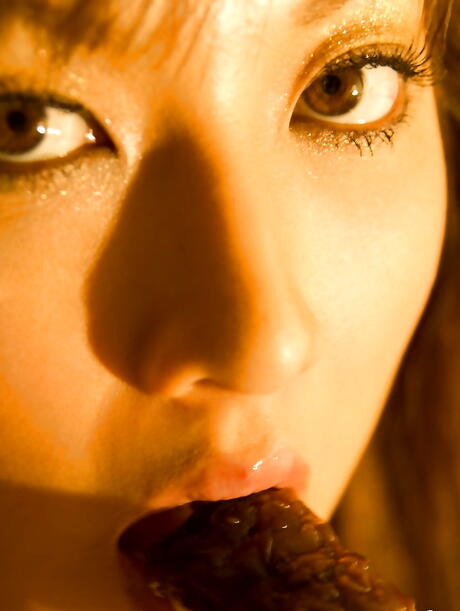 狂野的日本少女 Reika 展示她的屁股
