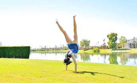 Rangy American Dark-Haired Teen Ivy Aura avslører rumpa inn og stapper fitta hennes med et leketøy utenfor
