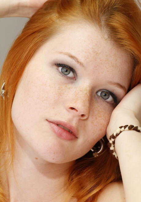 シルフのようなチェコの赤毛の若手ミア・ソリスが足フェチ・ショーに登場
