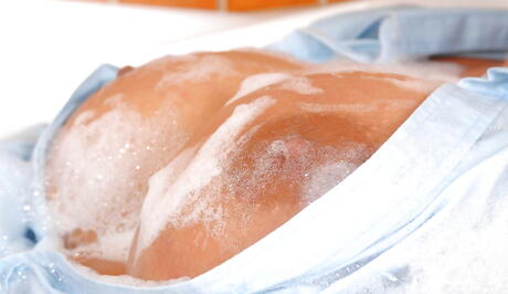 Mycket attraktiv brittisk MILF Emma -rumpa som avslöjar stora bröst och leka med sexleksak i badrummet
