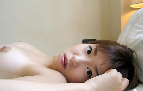 Veldig attraktivt japansk tenåring kana utstiller bittesmå pupper og sexy rumpe i dusjen
