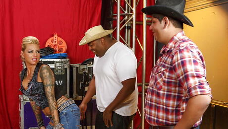 Fascinante American Milf Britney Shannon fodiu na bunda depois de chupar pau
