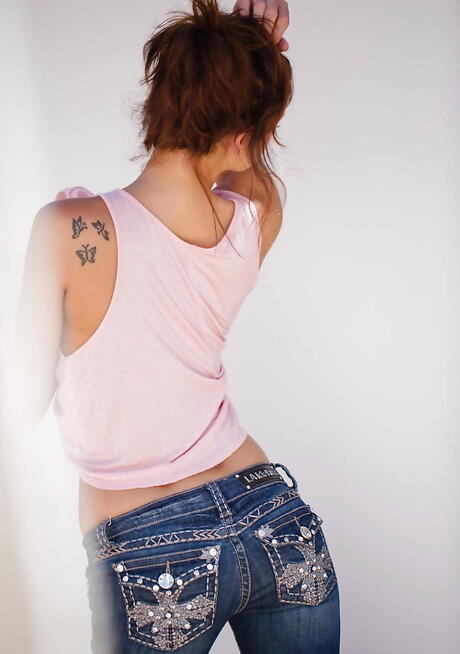 Fantastisk amerikansk mørkt hår Hottie Presley Dawson utstiller små pupper og skallet fitte utendørs
