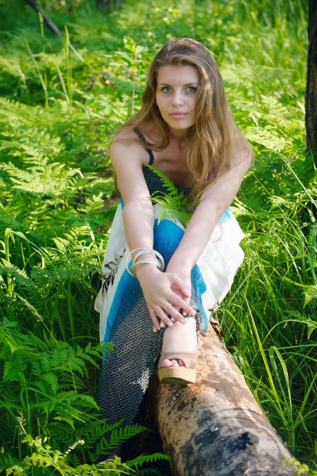 Lean teen Innah shows her tiny tits and shaved pussy in a solo