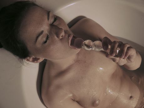 Angażowanie nastolatków Elza masturbuje się podczas kąpieli z dildo w wannie
