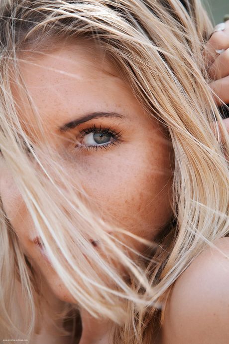 性感金发女郎伊维塔（Iveta）在森林中摆出裸体姿势，展示她的小乳房和小屁股
