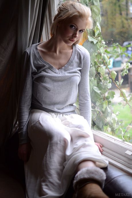 Sexy blonde Locklear A strips to her boots in a sensual manner